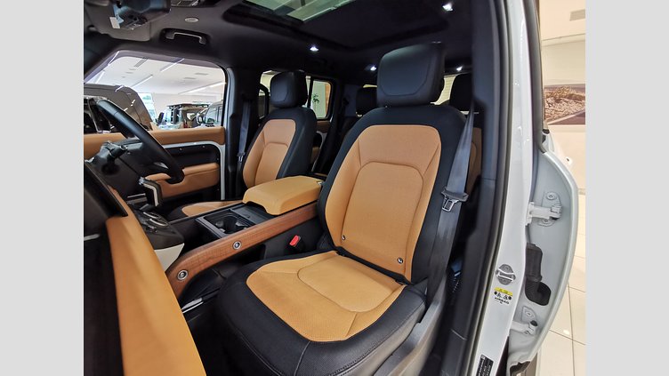 2024 認定中古車 Land Rover Defender 130 フジホワイト D300 AWD（AT） X-DYNAMIC HSE