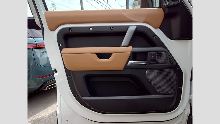 2024 認定中古車 Land Rover Defender 110 フジホワイト D300 AWD（AT） X-DYNAMIC HSE