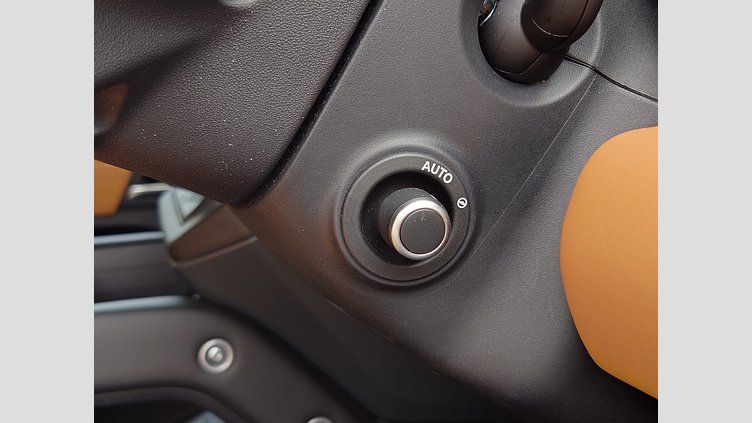 2024 認定中古車 Land Rover Defender 110 フジホワイト D300 AWD（AT） X-DYNAMIC HSE