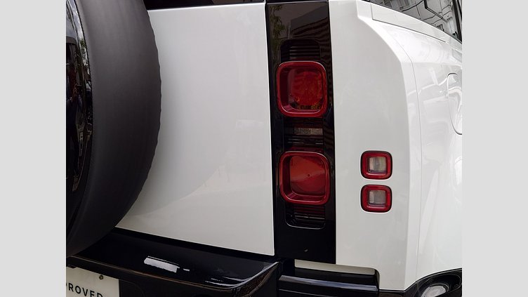 2024 認定中古車 Land Rover Defender 110 フジホワイト D300 AWD（AT） X-DYNAMIC HSE