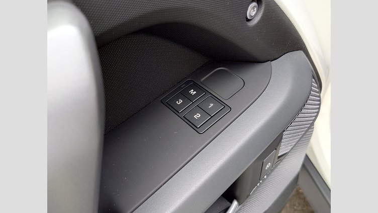 2024 認定中古車 Land Rover Defender 110 フジホワイト D300 AWD（AT） X-DYNAMIC HSE