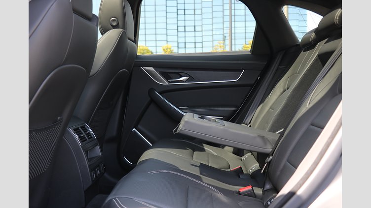 2024 認定中古車 Jaguar F-Pace オストゥーニパールホワイト P400e ガソリン プラグインハイブリッド R-DYNAMIC HSE