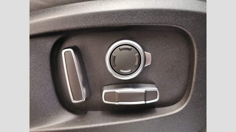 2024 認定中古車 Land Rover Defender 130 セドナレッド D300 AWD（AT） X-DYNAMIC HSE