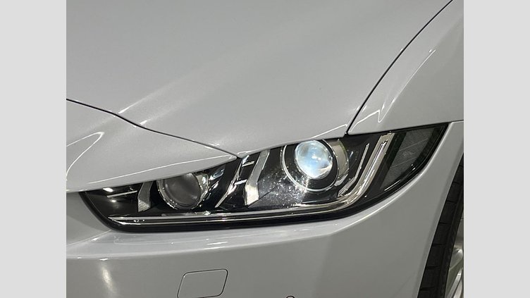 2017 認定中古車 Jaguar XE Yulong White ディーゼル プレステージ