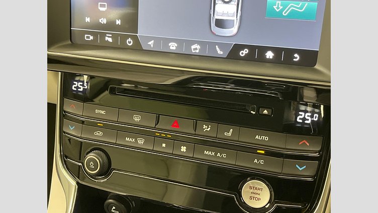 2017 認定中古車 Jaguar XE Yulong White ディーゼル プレステージ