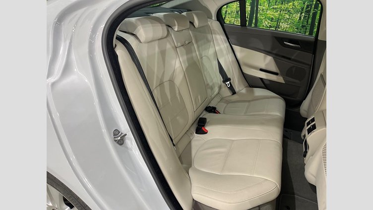 2017 認定中古車 Jaguar XE Yulong White ディーゼル プレステージ