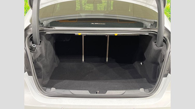 2017 認定中古車 Jaguar XE Yulong White ディーゼル プレステージ