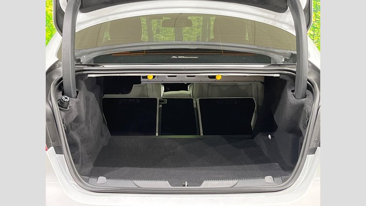 2017 認定中古車 Jaguar XE Yulong White ディーゼル プレステージ