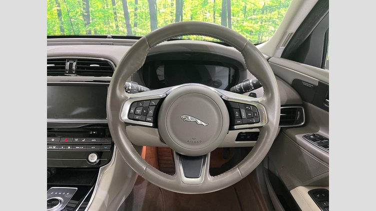 2017 認定中古車 Jaguar XE Yulong White ディーゼル プレステージ