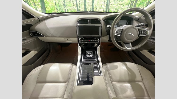 2017 認定中古車 Jaguar XE Yulong White ディーゼル プレステージ