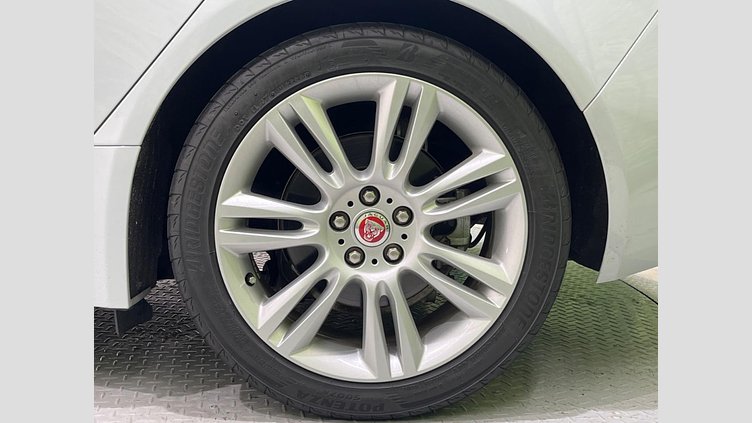 2017 認定中古車 Jaguar XE Yulong White ディーゼル プレステージ