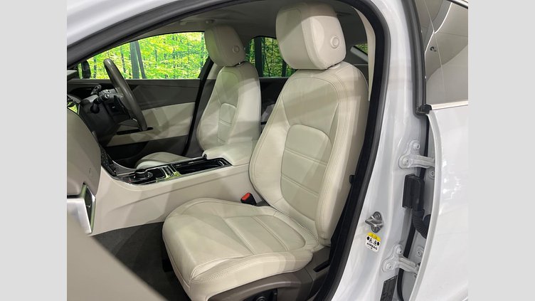 2017 認定中古車 Jaguar XE Yulong White ディーゼル プレステージ