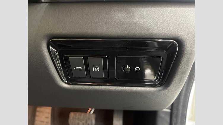 2017 認定中古車 Jaguar XE Fuji White ガソリン プレステージ