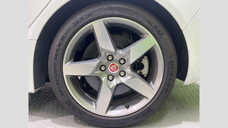 2017 認定中古車 Jaguar XE Fuji White ガソリン プレステージ