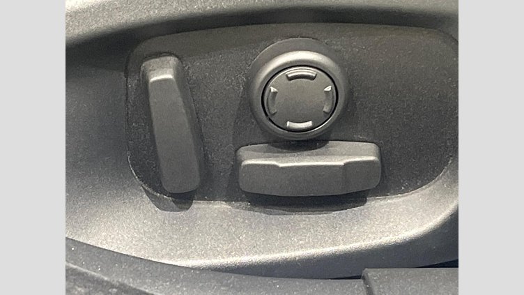 2017 認定中古車 Jaguar XE Fuji White ガソリン プレステージ