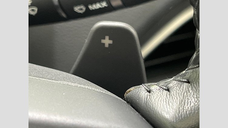 2017 認定中古車 Jaguar XE Fuji White ガソリン プレステージ