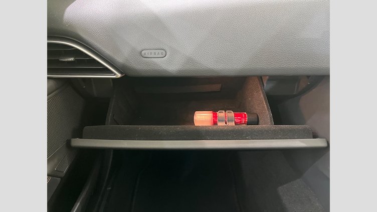 2017 認定中古車 Jaguar XE Fuji White ガソリン プレステージ