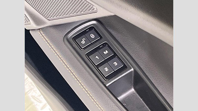 2017 認定中古車 Jaguar XE Fuji White ガソリン プレステージ