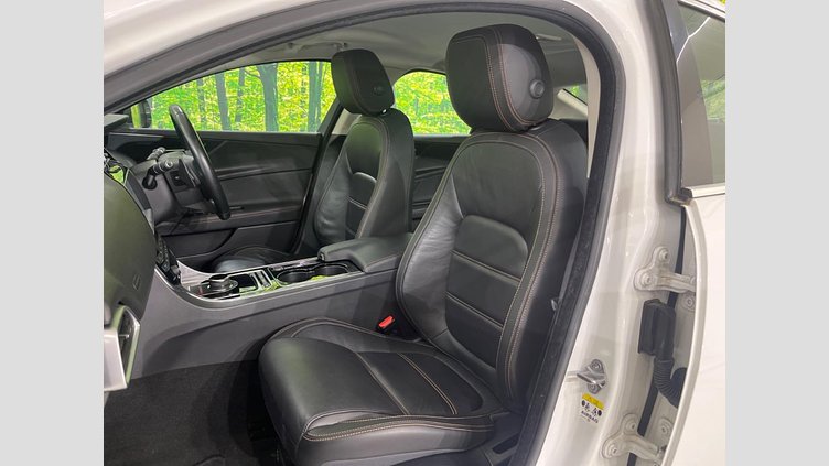 2017 認定中古車 Jaguar XE Fuji White ガソリン プレステージ