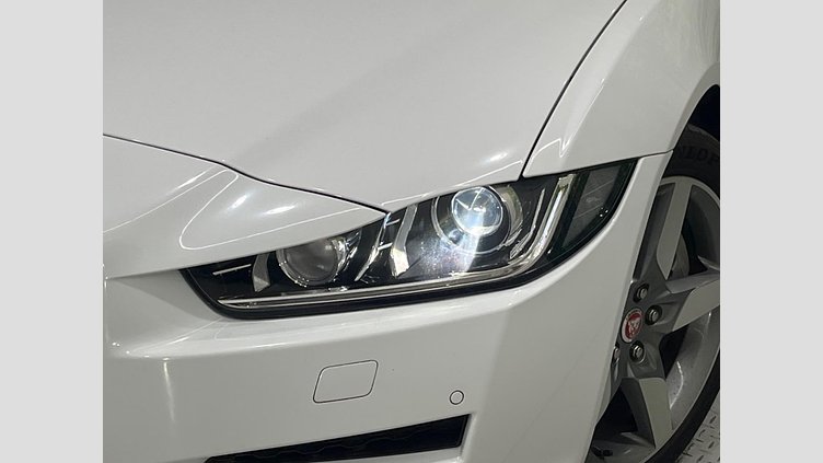 2017 認定中古車 Jaguar XE Fuji White ガソリン プレステージ