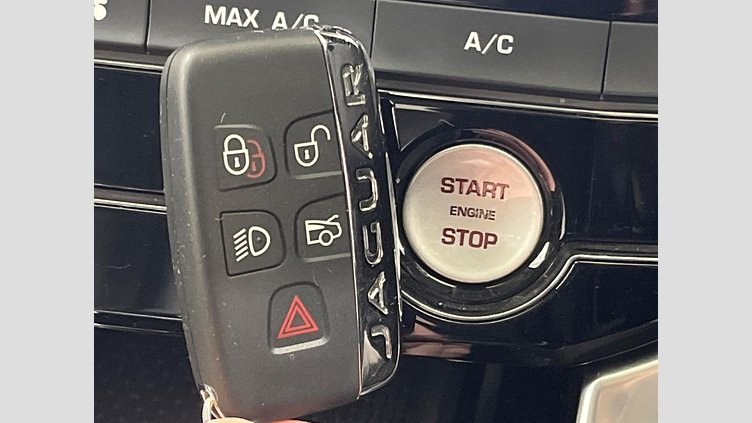 2017 認定中古車 Jaguar XE Fuji White ガソリン プレステージ