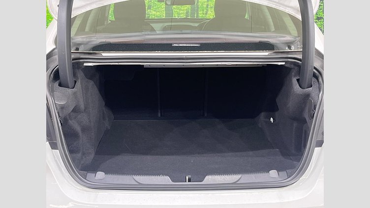 2017 認定中古車 Jaguar XE Fuji White ガソリン プレステージ