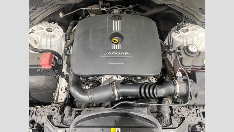 2017 認定中古車 Jaguar XE Fuji White ガソリン プレステージ