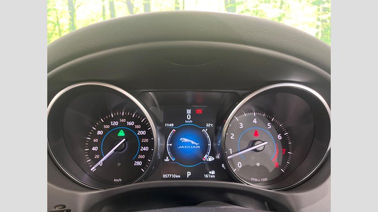 2017 認定中古車 Jaguar XE Fuji White ガソリン プレステージ