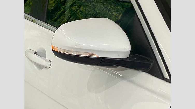 2017 認定中古車 Jaguar XE Fuji White ガソリン プレステージ