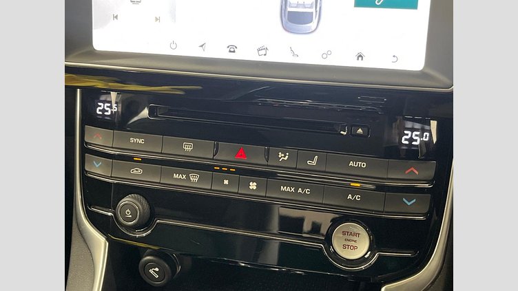 2017 認定中古車 Jaguar XE Fuji White ガソリン プレステージ