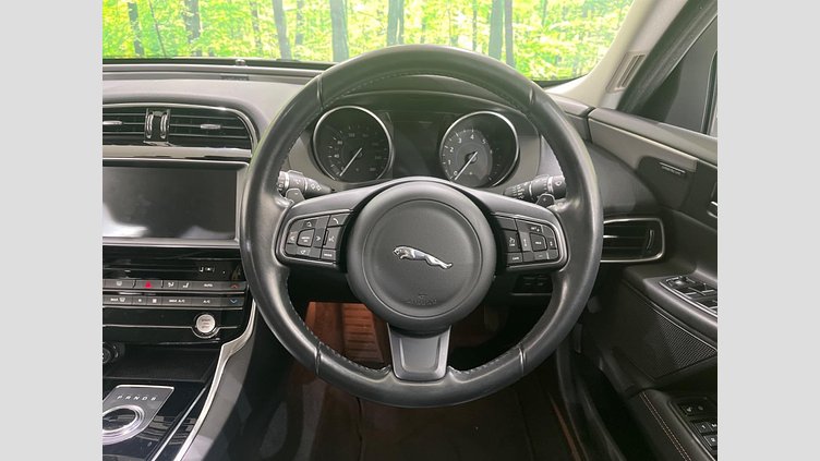 2017 認定中古車 Jaguar XE Fuji White ガソリン プレステージ