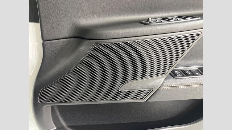 2017 認定中古車 Jaguar XE Fuji White ガソリン プレステージ