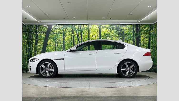 2017 認定中古車 Jaguar XE Fuji White ガソリン プレステージ