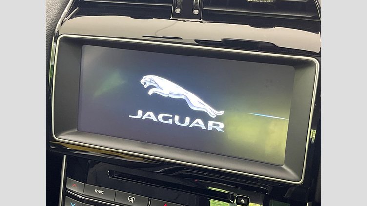 2017 認定中古車 Jaguar XE Fuji White ガソリン プレステージ