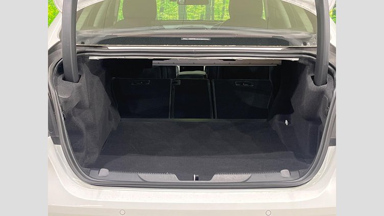 2017 認定中古車 Jaguar XE Fuji White ガソリン プレステージ