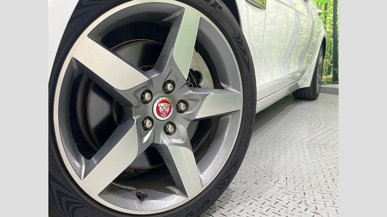 2017 認定中古車 Jaguar XE Fuji White ガソリン プレステージ