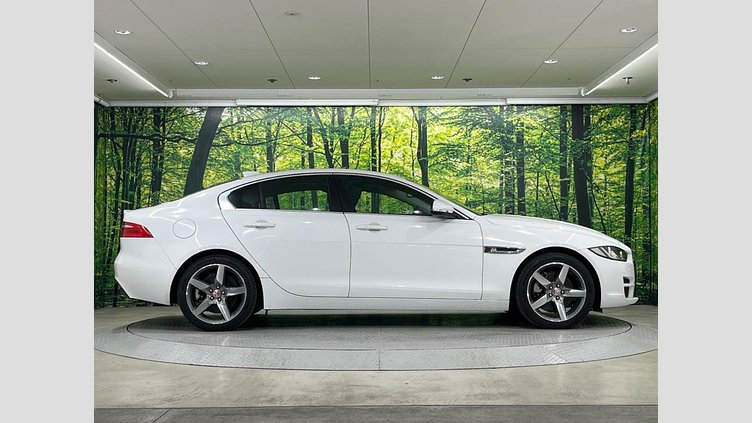 2017 認定中古車 Jaguar XE Fuji White ガソリン プレステージ