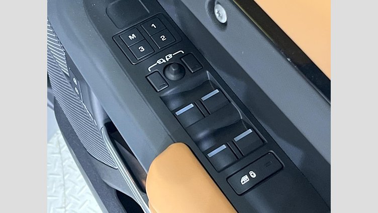 2023 認定中古車 Land Rover Defender 110 サントリーニブラック D300 AWD（AT） X