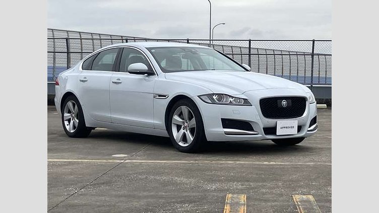 2016 認定中古車 Jaguar XF Yulong White 1オーナー ベージュレザーシート フロントシートヒーター  MERIDIANサウンド インタラクティブドライバーディスプレイ 電動調整ステアリングコラム メモリーシート パドルシフト 18インチ5スポークアルミホイール 25tプレステージ