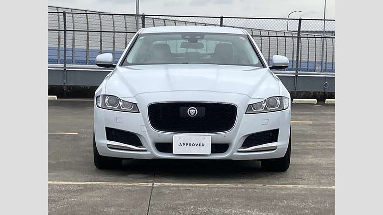 2016 認定中古車 Jaguar XF Yulong White 1オーナー ベージュレザーシート フロントシートヒーター  MERIDIANサウンド インタラクティブドライバーディスプレイ 電動調整ステアリングコラム メモリーシート パドルシフト 18インチ5スポークアルミホイール 25tプレステージ