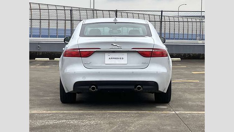 2016 認定中古車 Jaguar XF Yulong White 1オーナー ベージュレザーシート フロントシートヒーター  MERIDIANサウンド インタラクティブドライバーディスプレイ 電動調整ステアリングコラム メモリーシート パドルシフト 18インチ5スポークアルミホイール 25tプレステージ