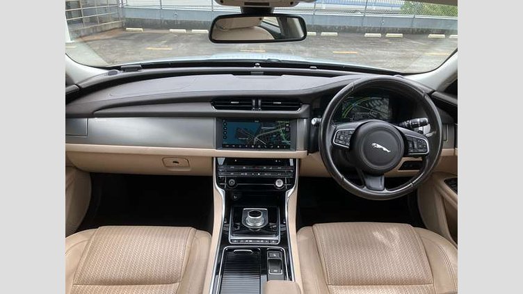 2016 認定中古車 Jaguar XF Yulong White 1オーナー ベージュレザーシート フロントシートヒーター  MERIDIANサウンド インタラクティブドライバーディスプレイ 電動調整ステアリングコラム メモリーシート パドルシフト 18インチ5スポークアルミホイール 25tプレステージ