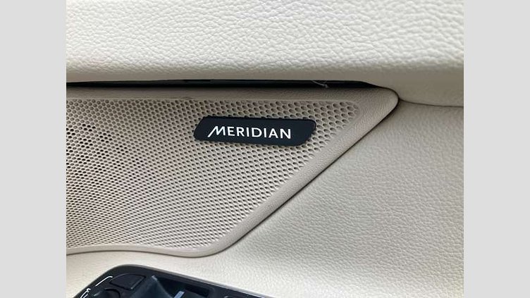 2016 認定中古車 Jaguar XF Yulong White 1オーナー ベージュレザーシート フロントシートヒーター  MERIDIANサウンド インタラクティブドライバーディスプレイ 電動調整ステアリングコラム メモリーシート パドルシフト 18インチ5スポークアルミホイール 25tプレステージ