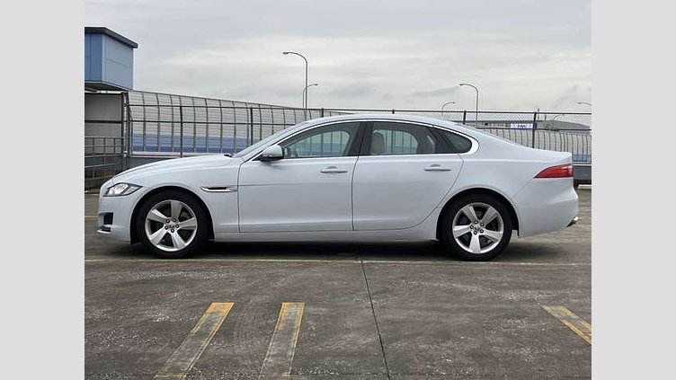 2016 認定中古車 Jaguar XF Yulong White 1オーナー ベージュレザーシート フロントシートヒーター  MERIDIANサウンド インタラクティブドライバーディスプレイ 電動調整ステアリングコラム メモリーシート パドルシフト 18インチ5スポークアルミホイール 25tプレステージ