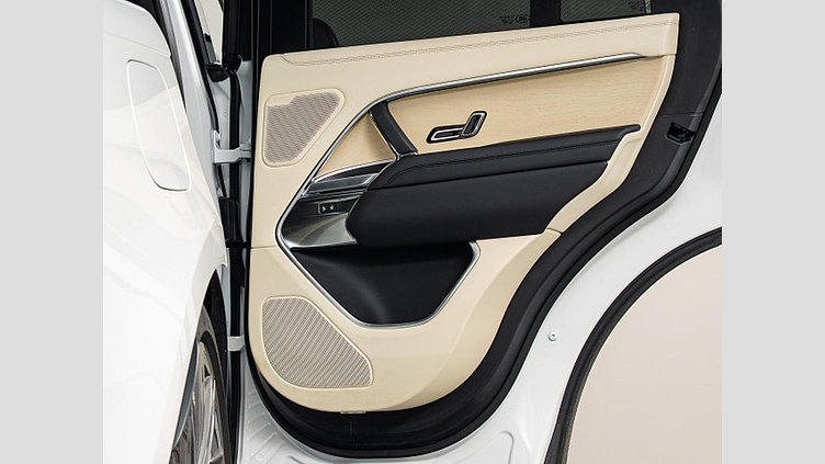 2024 認定中古車 Land Rover Range Rover オストゥーニパールホワイト（お取り扱いの有無については正規ディーラーにお問い合わせください） D300 AWD MHEV（AT） スタンダードホイールベース HSE