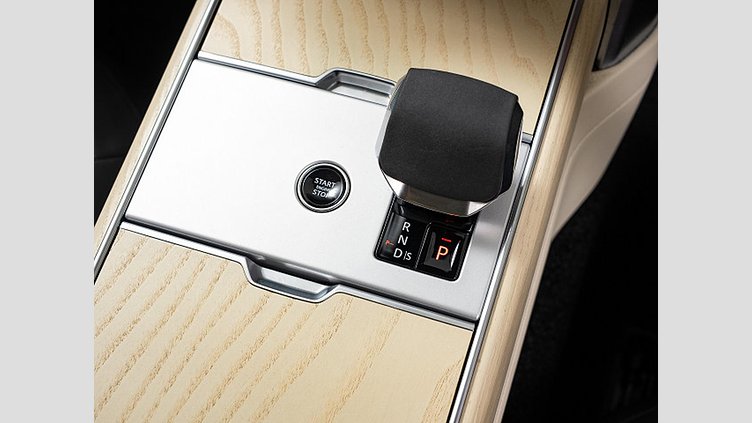 2024 認定中古車 Land Rover Range Rover オストゥーニパールホワイト（お取り扱いの有無については正規ディーラーにお問い合わせください） D300 AWD MHEV（AT） スタンダードホイールベース HSE