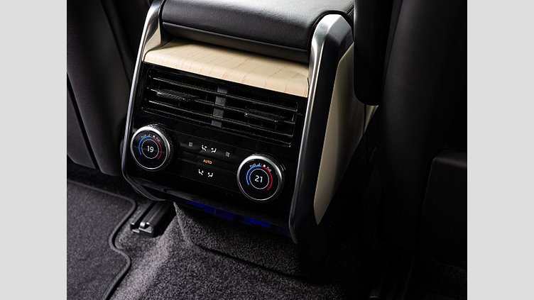 2024 認定中古車 Land Rover Range Rover オストゥーニパールホワイト（お取り扱いの有無については正規ディーラーにお問い合わせください） D300 AWD MHEV（AT） スタンダードホイールベース HSE