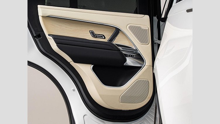 2024 認定中古車 Land Rover Range Rover オストゥーニパールホワイト（お取り扱いの有無については正規ディーラーにお問い合わせください） D300 AWD MHEV（AT） スタンダードホイールベース HSE