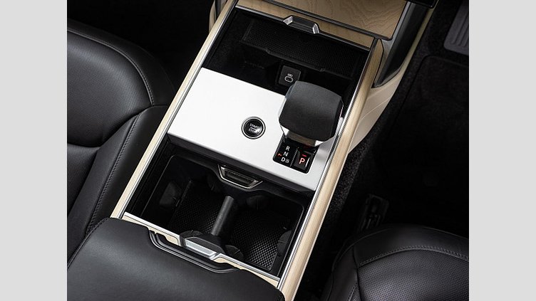 2024 認定中古車 Land Rover Range Rover オストゥーニパールホワイト（お取り扱いの有無については正規ディーラーにお問い合わせください） D300 AWD MHEV（AT） スタンダードホイールベース HSE