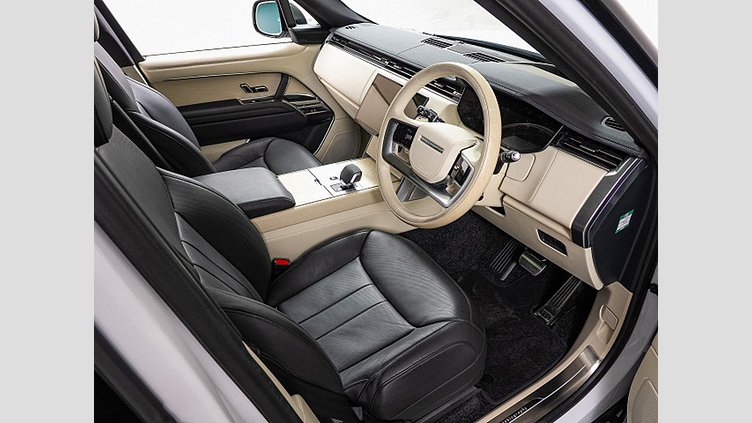 2024 認定中古車 Land Rover Range Rover オストゥーニパールホワイト（お取り扱いの有無については正規ディーラーにお問い合わせください） D300 AWD MHEV（AT） スタンダードホイールベース HSE